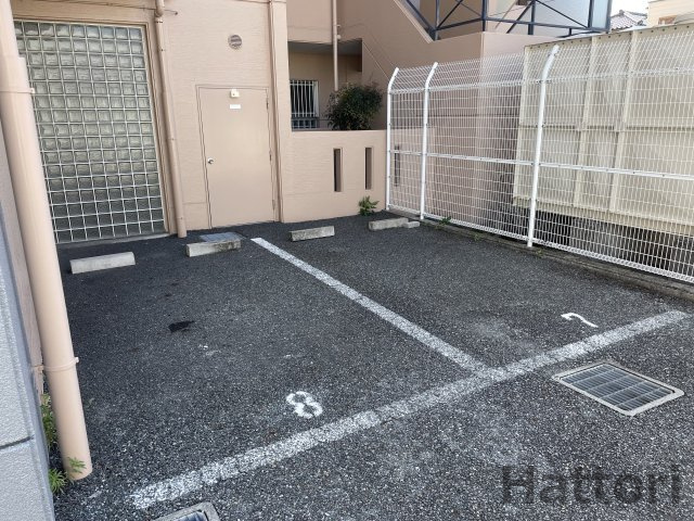 アップウェルコートの駐車場