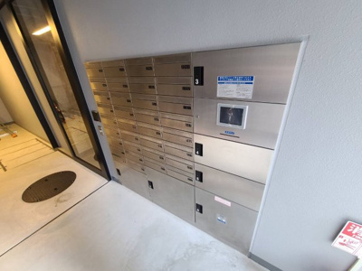 【その他共用部分】 | PLACZ SHIN-OSAKA | 宅配ボックスの最大のメリットは不在時に荷物を受け取れる事です