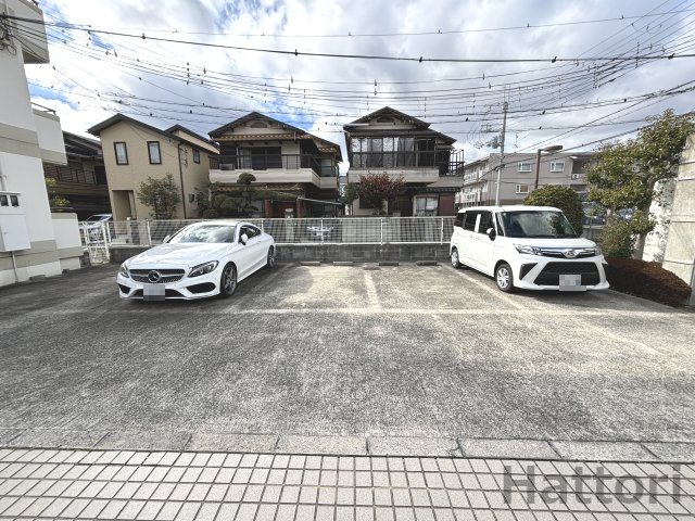 クレセントハイツ今里の駐車場