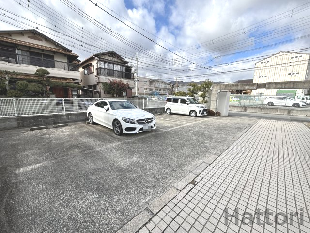 クレセントハイツ今里の駐車場