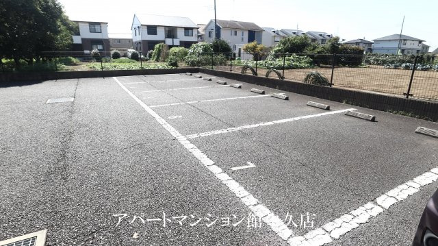 レオネクストティアナ花園の駐車場