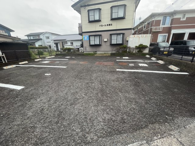 ドミール本郷Bの駐車場