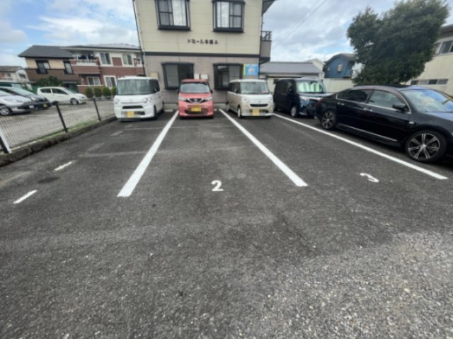 ドミール本郷Bの駐車場