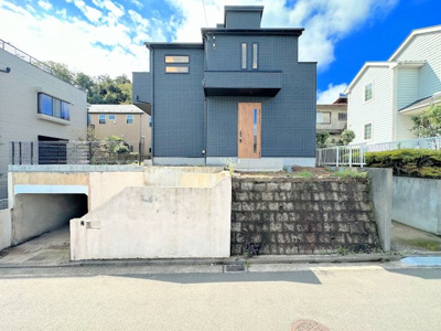 【前面道路含む現地写真】 | ◆◇上柏尾町　新築戸建て◇◆ | ◆一戸建てを中心とした街並みが整然と続き、周辺は高い建物が建っていないので、緑の多い閑静な趣を感じる環境です。街並みや周辺環境も重要なポイントです！！