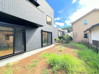 【外観】 | ◆◇上柏尾町　新築戸建て◇◆ | ◆陽あたりの取れた大きなお庭が本物件の特徴です。ウッドデッキやタイルテラス等、ライフスタイルに合わせて可変可能なため、夢が膨らみますね。