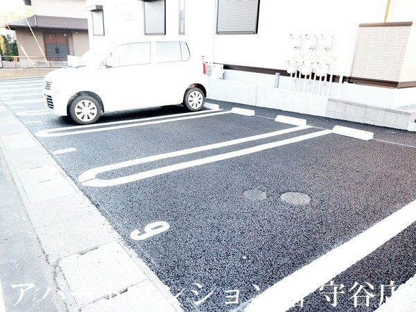 トリシアひがし野の駐車場