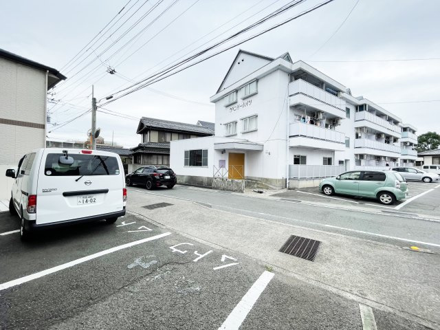 フラワーシャトーの駐車場