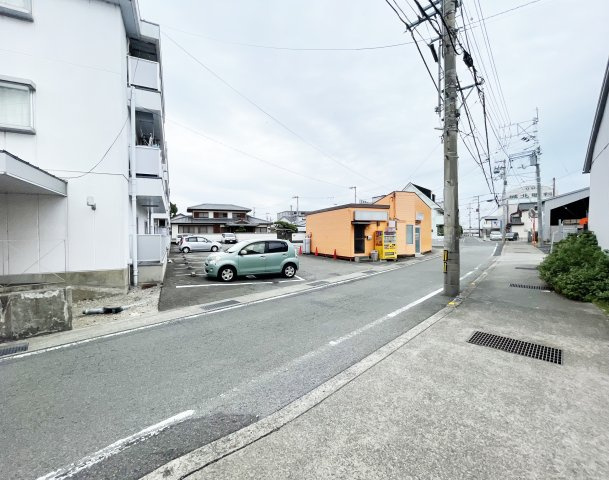 フラワーシャトーの駐車場