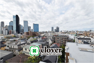 【展望】 | 即日のご見学も可能です！お気軽にお問い合わせください！
眼前に広がる空の雄大さと、このお部屋の自慢の一つである「眺望」をご覧ください。毎日、この景色を独り占めできる新生活に夢が広がります。
