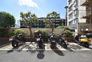 【駐車場】 | バイク置き場あり。空き区画の有無や駐輪料金、サイズおよび排気量規定などについては、改めてお問い合わせください。