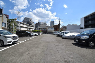 【駐車場】 | 駐車場スペースあり。空き区画の有無や駐車料金、各区画のサイズ規定などについては、改めてお問い合わせください。