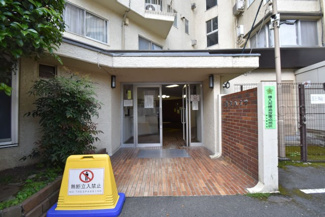 【エントランス】 | マンションの正面エントランス。出入りする人間を癒してくれるマンション入り口であり、その建物の「顔」でもあります。