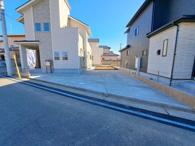 新築　前橋市広瀬町1丁目全3棟　Blooming　Garden　1号棟の駐車場|現地写真　駐車スペースは並列2台分可能です！					
