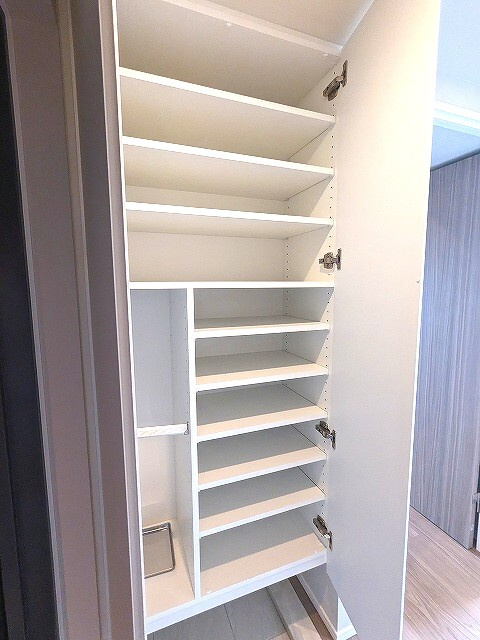 Urbanex新御徒町の玄関|傘入れもある収納豊富なトールタイプのシューズBOX
