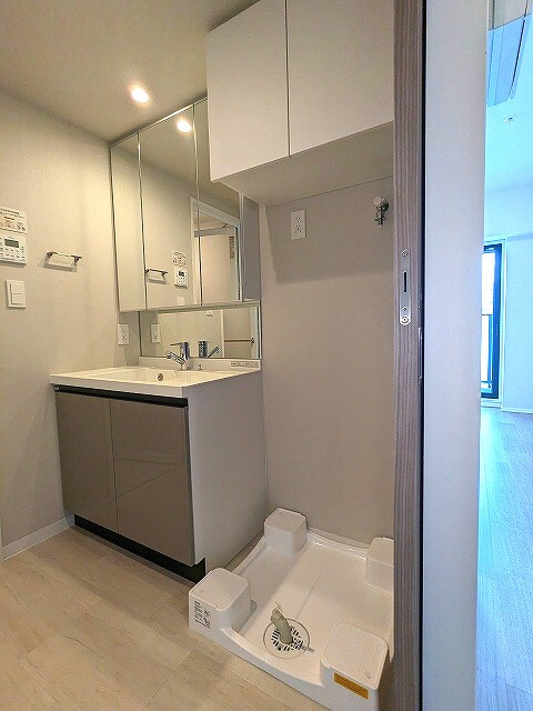 Urbanex新御徒町の洗面所|三面鏡付、ハンドシャワー付、独立洗面室、排水溝のお手入れがし易い様に排水口を手前中央に配置し足高の防水パンです