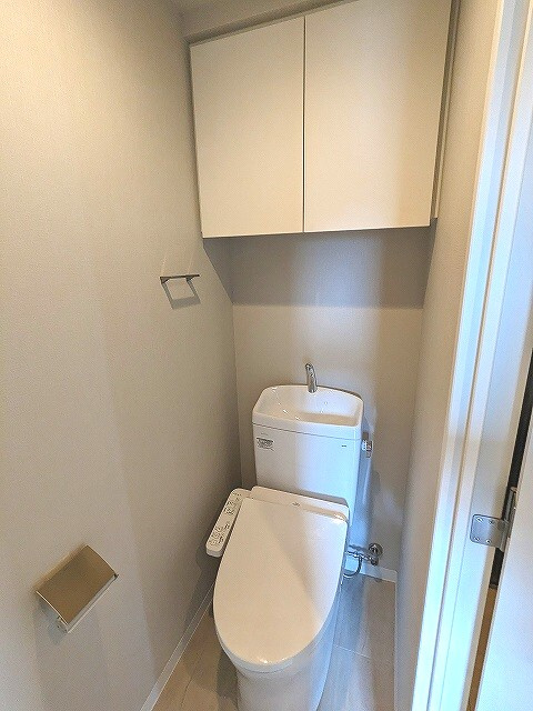 Urbanex新御徒町のトイレ|洗面室と独立した温水洗浄便座です