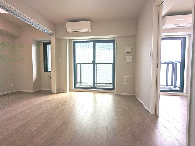 Urbanex新御徒町の居間・リビング|リビングに床暖房、エアコン３台、全室照明付き、上階は目の前建物なく開放感ある南向きバルコニー日当り眺望良好