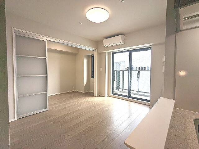 Urbanex新御徒町の設備|リビングに床暖房、エアコン３台、全室照明付き、上階は目の前建物なく開放感ある南向きバルコニー日当り眺望良好