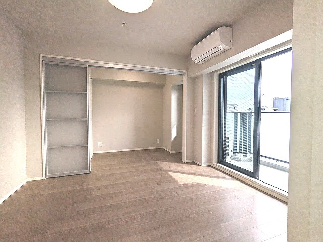 Urbanex新御徒町の設備|リビングに床暖房、エアコン３台、全室照明付き、上階は目の前建物なく開放感ある南向きバルコニー日当り眺望良好
