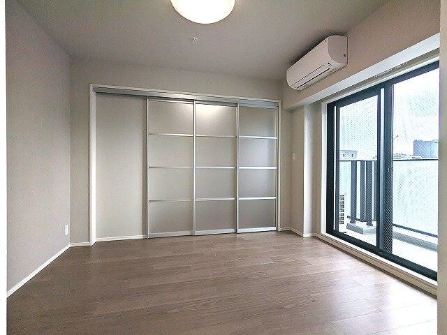 Urbanex新御徒町の設備|リビングに床暖房、エアコン３台、全室照明付き、上階は目の前建物なく開放感ある南向きバルコニー日当り眺望良好