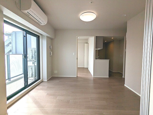 Urbanex新御徒町の設備|リビングに床暖房、エアコン３台、全室照明付き、上階は目の前建物なく開放感ある南向きバルコニー日当り眺望良好