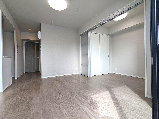 Urbanex新御徒町の設備|リビングに床暖房、エアコン３台、全室照明付き、上階は目の前建物なく開放感ある南向きバルコニー日当り眺望良好