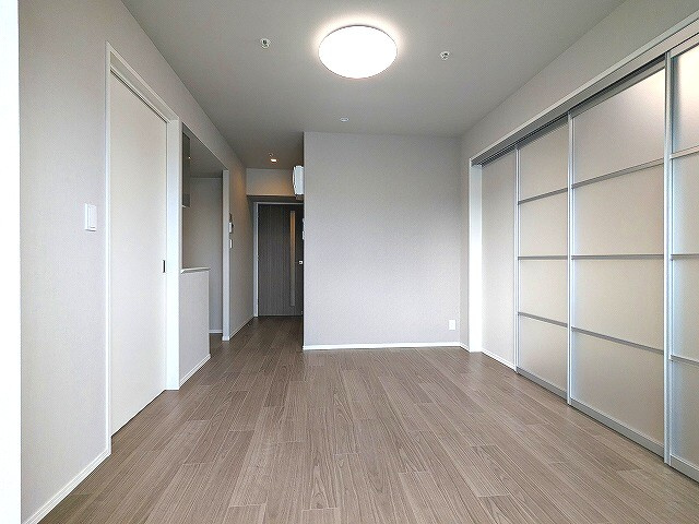 Urbanex新御徒町の設備|リビングに床暖房、エアコン３台、全室照明付き、上階は目の前建物なく開放感ある南向きバルコニー日当り眺望良好
