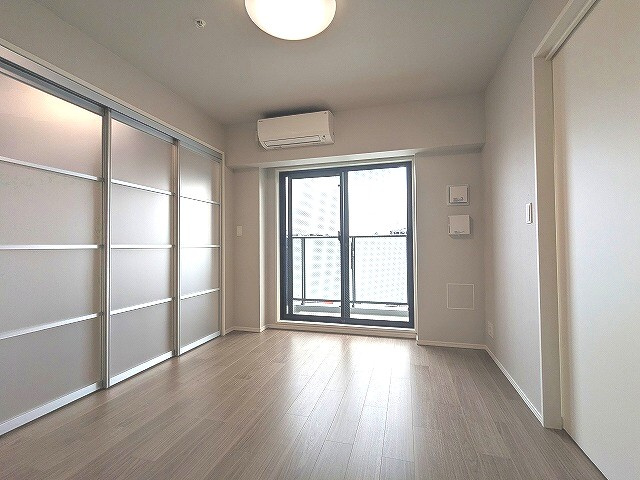 Urbanex新御徒町の設備|リビングに床暖房、エアコン３台、全室照明付き、上階は目の前建物なく開放感ある南向きバルコニー日当り眺望良好