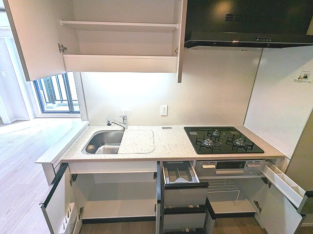 Urbanex新御徒町の設備|瀟洒でお手入れしやいガラストップのガス３口コンロ