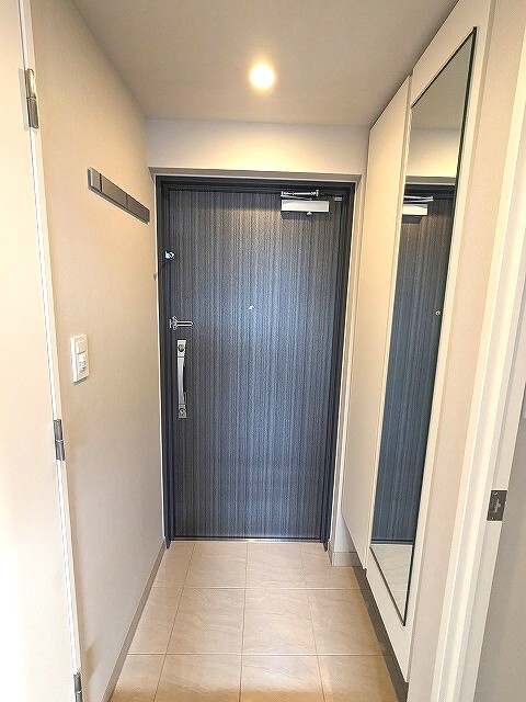 Urbanex新御徒町の設備|玄関に姿見鏡付、姿見鏡付、人感センサー付玄関ライト、傘入れもある収納豊富なトールタイプのシューズBOX