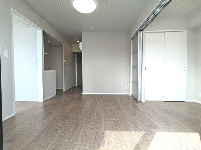 Urbanex新御徒町の内装|リビングに床暖房、エアコン３台、全室照明付き、上階は目の前建物なく開放感ある南向きバルコニー日当り眺望良好