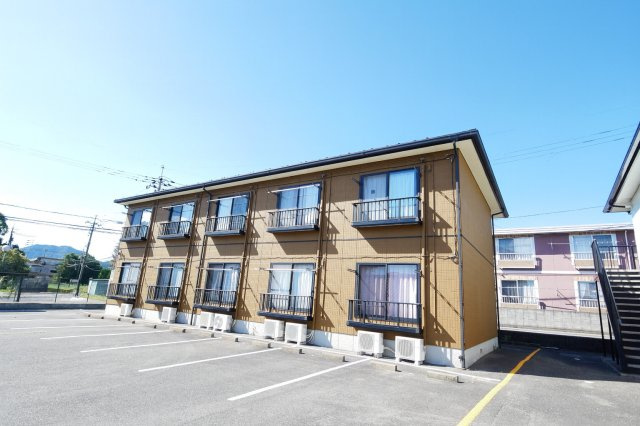 スターグランデの外観|駐車場も広々しています