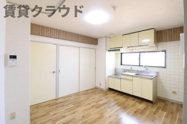 金澤ビルの居間・リビング|こちらの居間で趣味の時間をお楽しみください