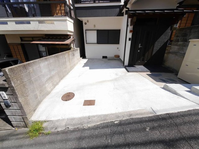 舞子坂3丁目戸建の駐車場