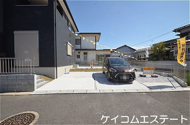 新築住宅　泉ヶ浦３丁目【５号地】の駐車場|普通車２台　軽自動車１台は敷地内停められます。