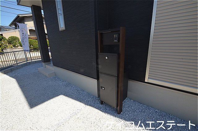 新築住宅　泉ヶ浦３丁目【５号地】のエントランス|不在時に大助かり、宅配ＢＯＸ付きが標準仕様です！