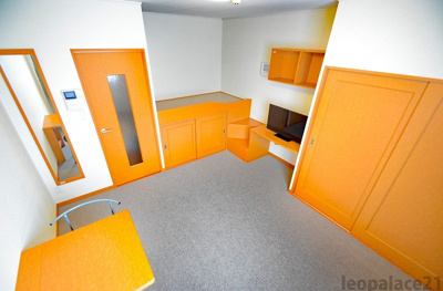 【居間・リビング】 | サンヒルズ | 造り付ベットタイプのお部屋です