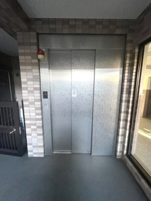【その他共用部分】 | メイフェア大倉山西 | お買い物時やベビーカーの出し入れに便利なエレベーター付です。