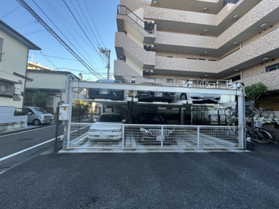 【駐車場】 | メイフェア大倉山西 | 駐車場です。