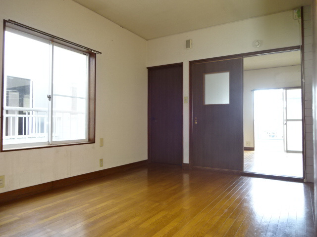 アーバン城見の洋室