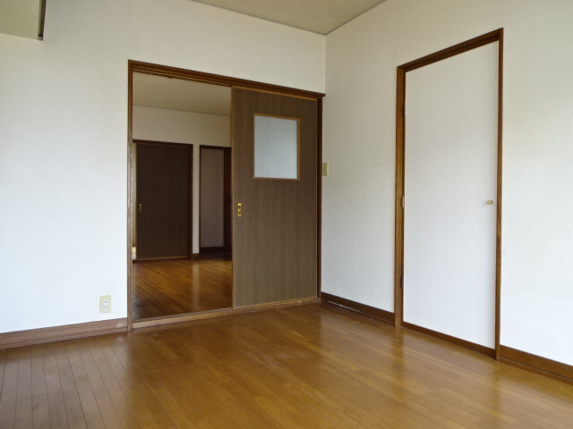 アーバン城見の洋室