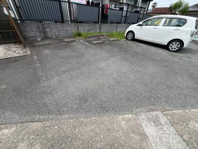 エステートピアセルベイユの駐車場