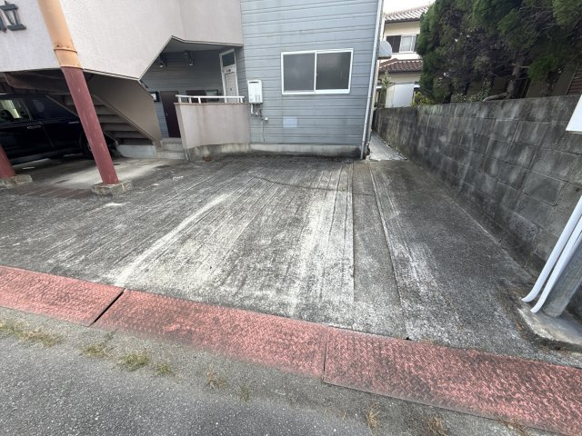 コーポ御立の駐車場