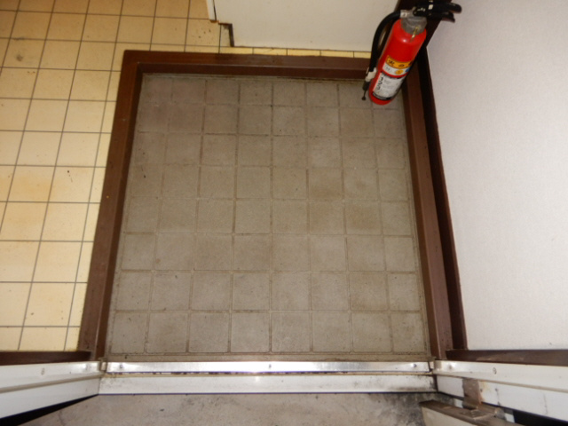 東辻井ハイツの玄関