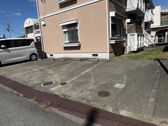 リヴァティー辻井の駐車場