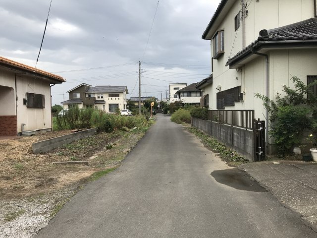 〈調整区域〉北鴻巣駅12分。43条許可取得で再建築可能な住宅用地の前面道路含む現地写真