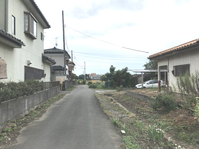 43条許可で再建築可能な調整区域の売地の前面道路含む現地写真