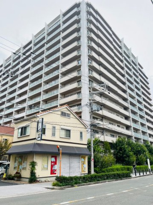 【外観】 | ビープレイスD棟 | ○2重オートロック・管理人常駐
●プール等共有施設充実！
○ペット飼育可能/駐車場1台確保！！
【リフォーム完成2023年9月】