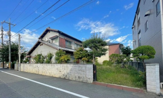 【周辺】 | 建築条件無。現状建物がありますが、解体してのお引渡しです。確定測量後のお引渡しです。
