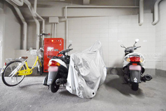 【その他共用部分】 | バイク置き場。空き区画の有無や駐輪料金、サイズおよび排気量規定などについては、改めてお問い合わせください。